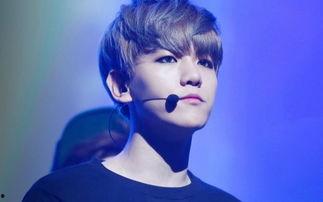 伯贤戴耳机照生活照